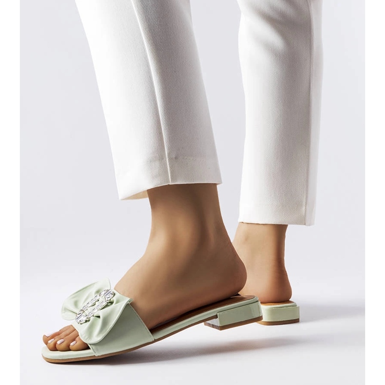 Babouches élégantes vertes avec strass de Fifi 1