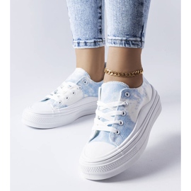 Baskets blanches et bleues de Blais 1