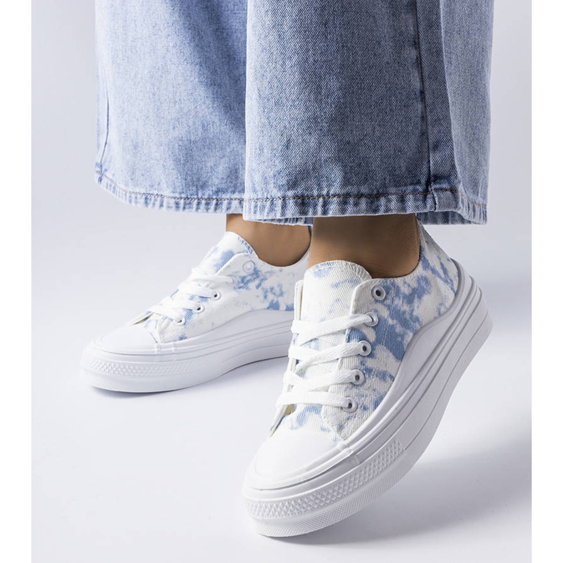 Baskets blanches avec un accent bleu de Blais 1