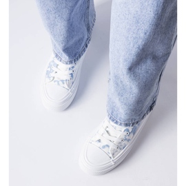 Baskets blanches avec un accent bleu de Blais 2