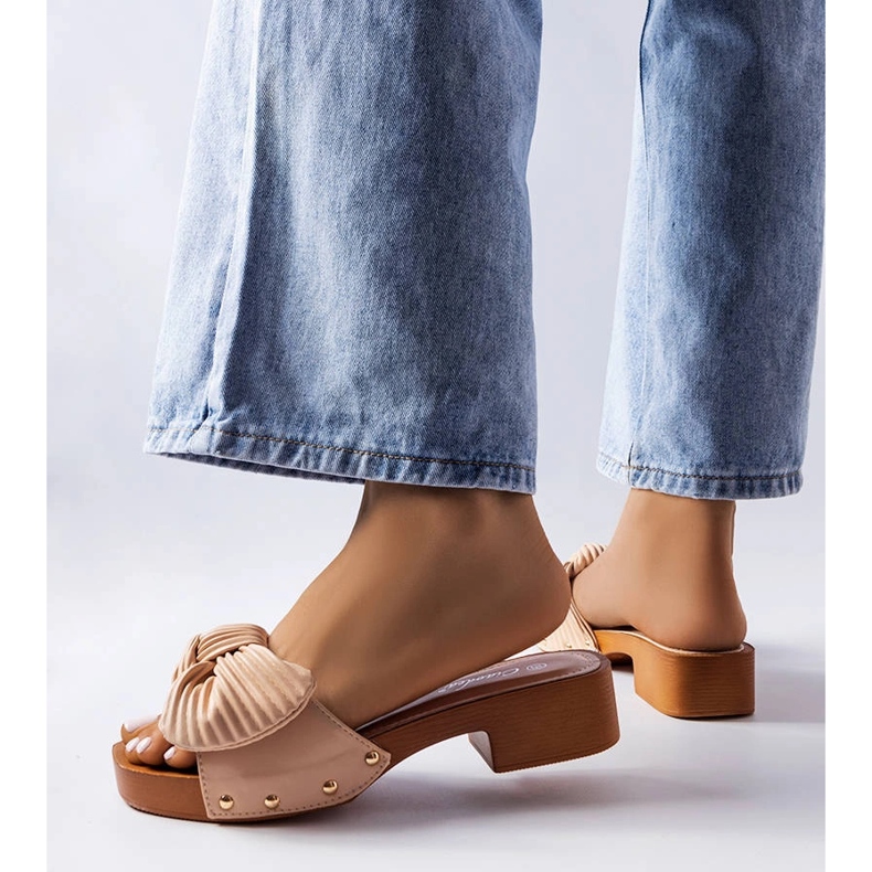 Claquettes beiges à petit talon de Rochefort 1 Claquettes beiges à petit talon de Rochefort 1