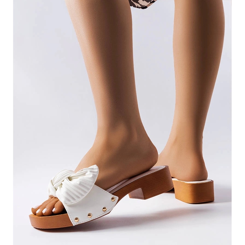 Claquettes Rochefort blanches à petit talon 1