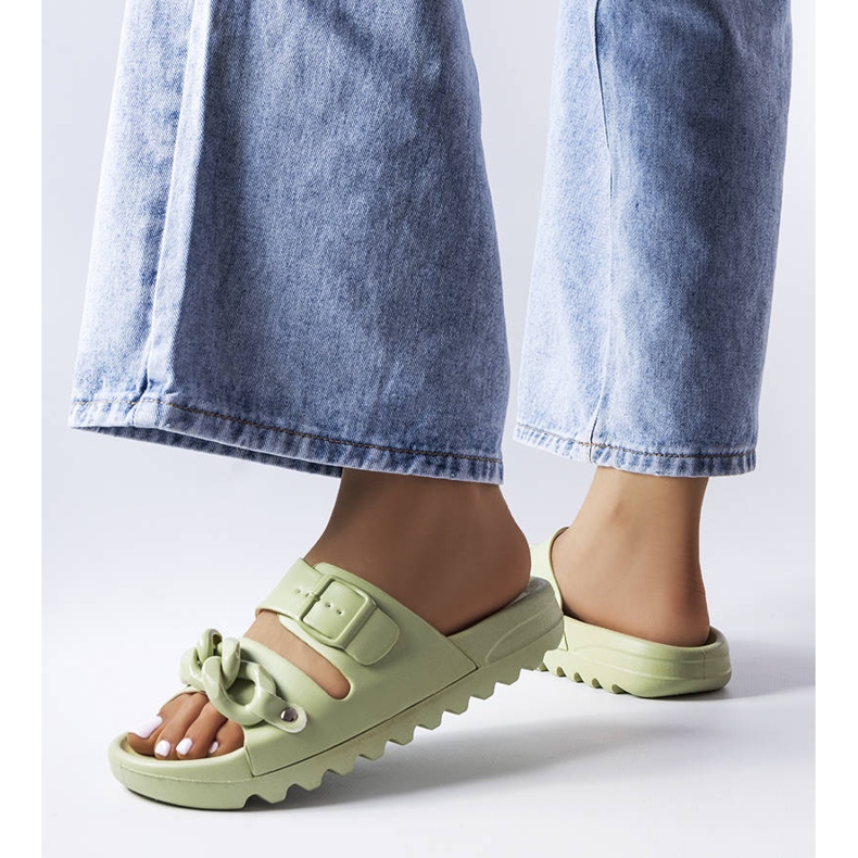 Tongs vertes en caoutchouc 2