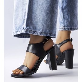 Les sandales noires à talons de Rachelle 1