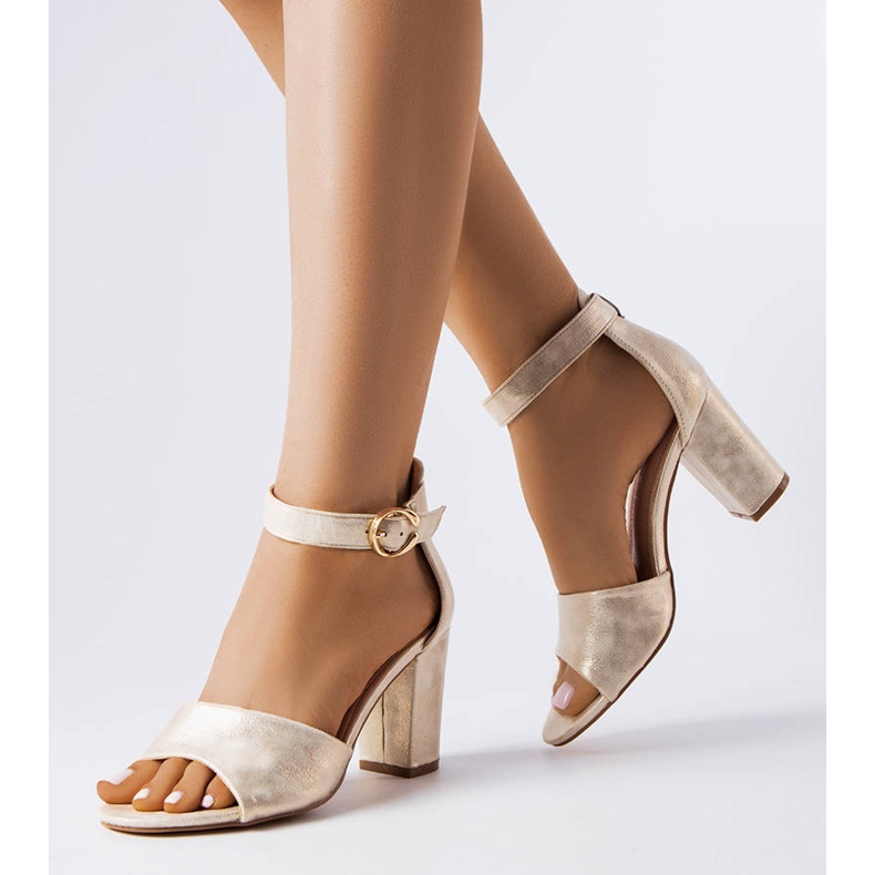 Sandales dorées sur le poteau d'or 1 Sandales dorées sur le poteau d'or 1