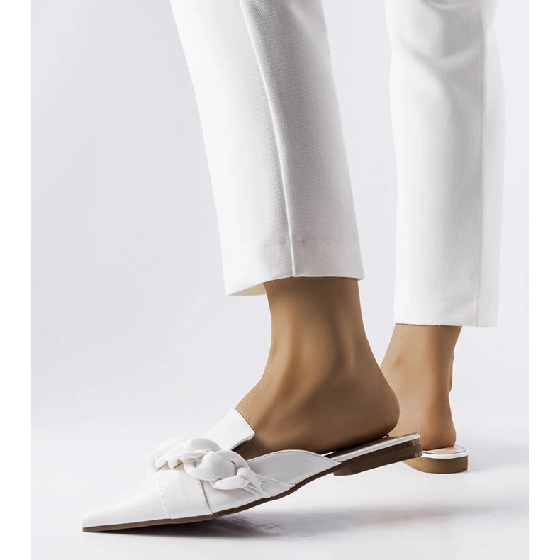 Sandales élégantes blanches avec chaîne Patenaude 1