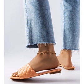 Pantoufles matelassées orange de Labrie 2 Pantoufles matelassées orange de Labrie 2