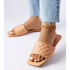 Pantoufles élégantes roses avec matelassage de Labrie 1 Pantoufles élégantes roses avec matelassage de Labrie 1