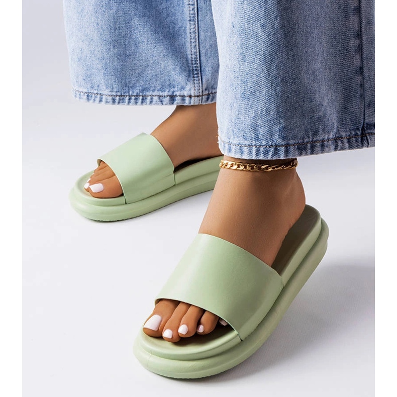 Babouches vertes sur la plateforme Paquette 1