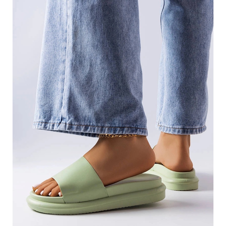 Babouches vertes sur la plateforme Paquette 2