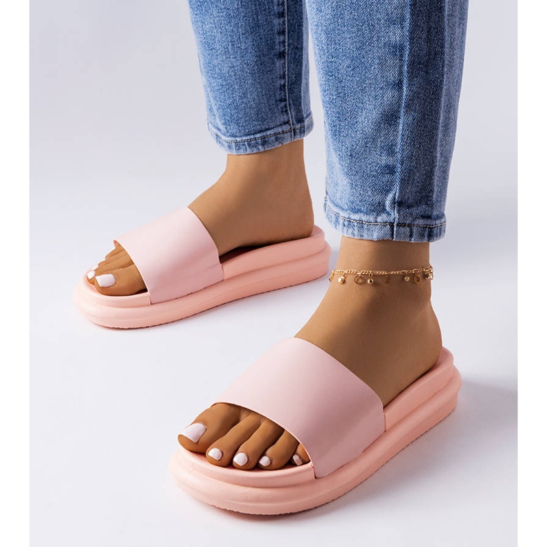 Chaussons roses sur la plateforme Paquette 1