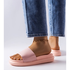 Chaussons roses sur la plateforme Paquette 2