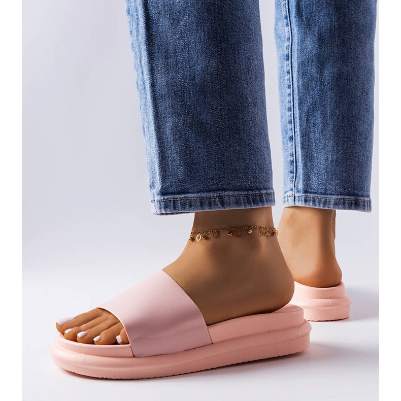 Chaussons roses sur la plateforme Paquette 2