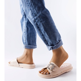 Claquettes beiges décorées de strass de Griegsvei 2