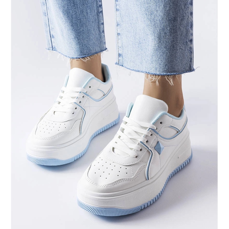 Baskets blanches et bleues sur la plateforme Lepage 1