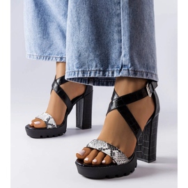 Sandales blanches à imprimé serpent Trépanier 1 Sandales blanches à imprimé serpent Trépanier 1