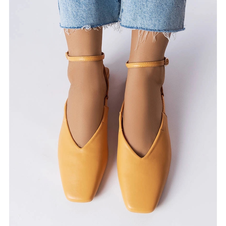 Sandales fermées beiges 1 Sandales fermées beiges 1