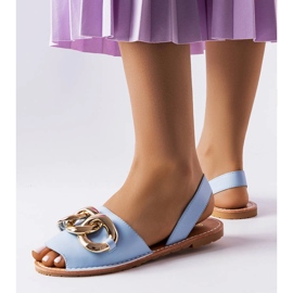 Sandales bleues ornées d'une chaîne de chez Germaine 1 Sandales bleues ornées d'une chaîne de chez Germaine 1