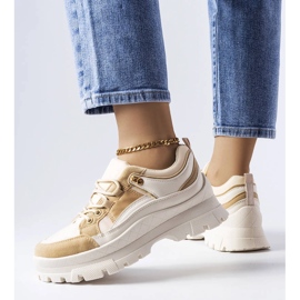 Via des chaussures à semelles basses marron avec un protecteur beige 1 Via des chaussures à semelles basses marron avec un protecteur beige 1