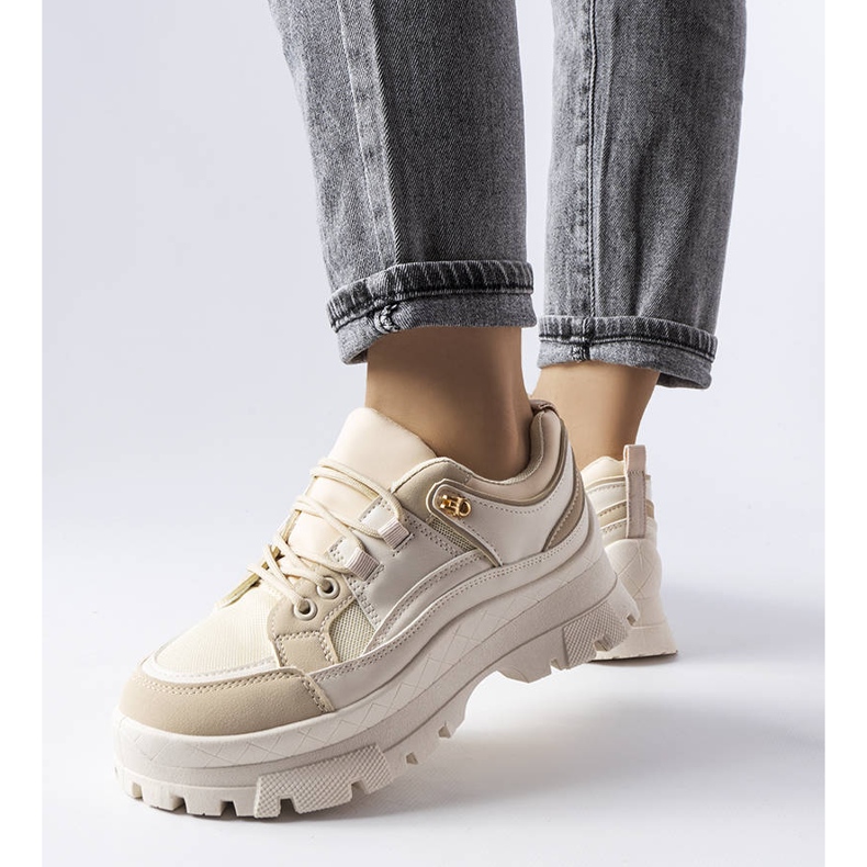 Chaussures basses beiges avec un protecteur de Via 1