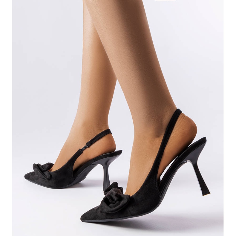 Épingles noires avec un noeud d'Olengo 1