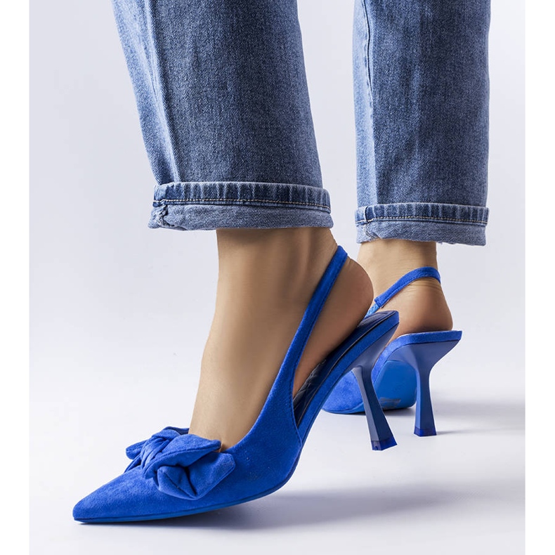 Épingles bleues avec un noeud d'Olengo 1