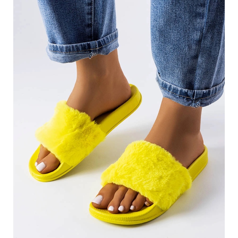 Chaussons jaunes avec fourrure de Raffaele 1
