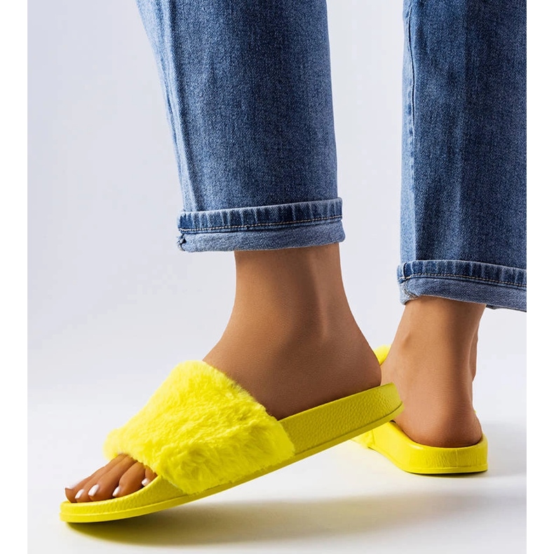 Chaussons jaunes avec fourrure de Raffaele 2