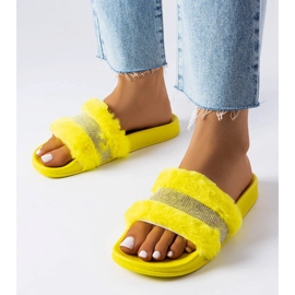 Claquettes en fourrure jaune avec strass de Carrito 1