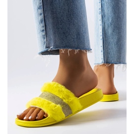 Claquettes en fourrure jaune avec strass de Carrito 2