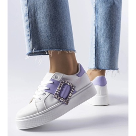 Baskets blanches ornées d'une boucle Ike violette 1