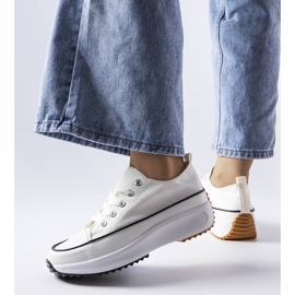 Baskets de sport blanches sur la plateforme McKeylor 1 Baskets de sport blanches sur la plateforme McKeylor 1