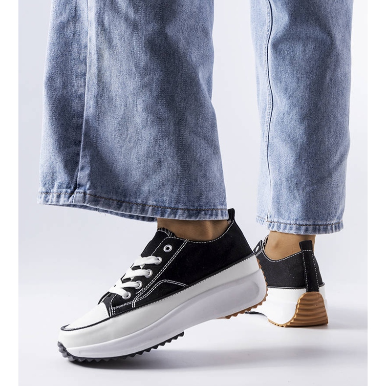 Baskets de sport noires sur la plateforme McKeylor 1