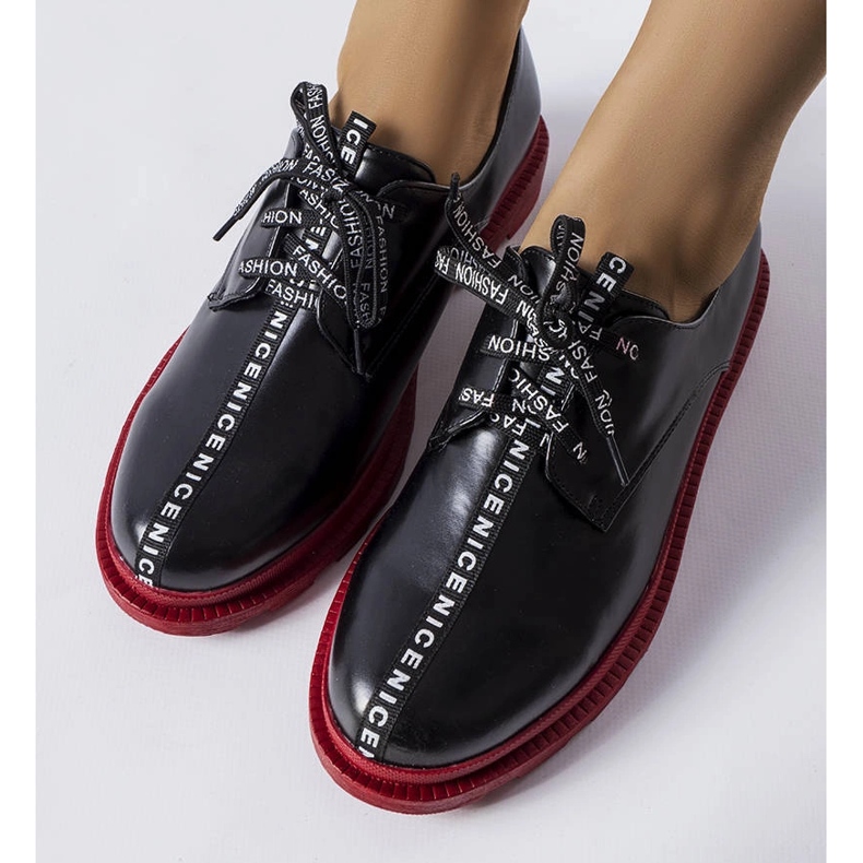 Richelieus noirs à semelle contrastante de Hanifan le noir 1