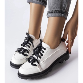 Richelieus blancs avec une chaîne d'Allain blanche 1