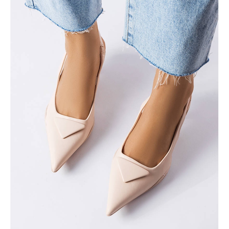 Sandales beiges à petits talons Gougeon 1