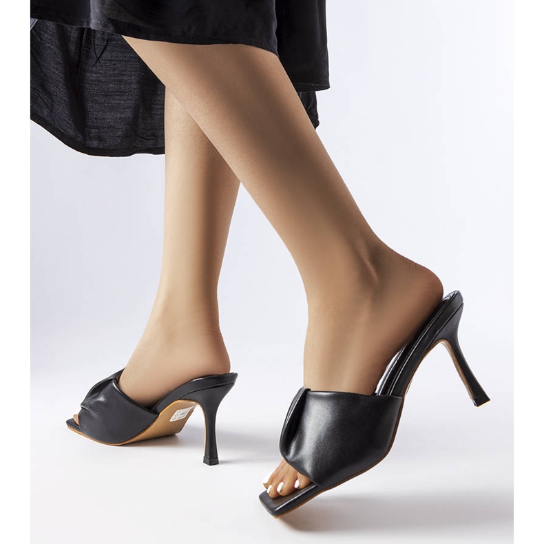 Tongs élégantes noires sur la broche Birch le noir 1 Tongs élégantes noires sur la broche Birch le noir 1