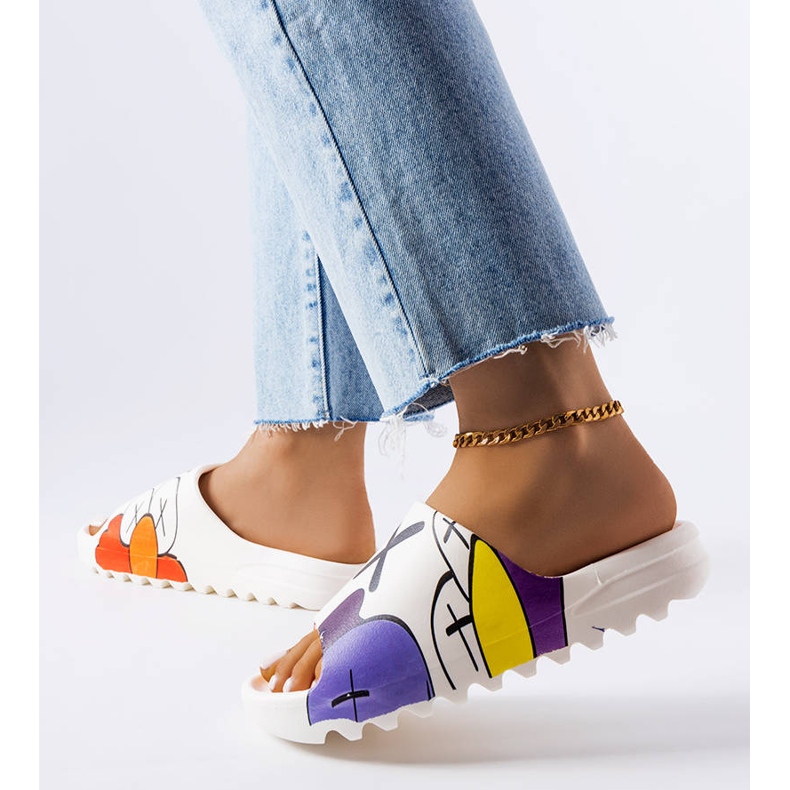 Babouches blanches avec bande de roulement et imprimés 2