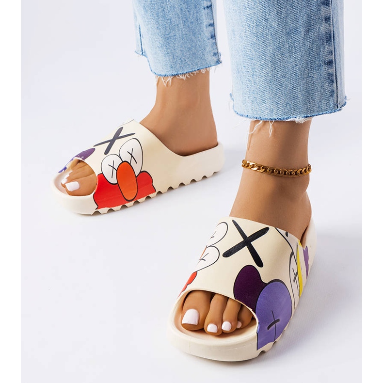 Claquettes beiges avec bande de roulement et imprimés 1