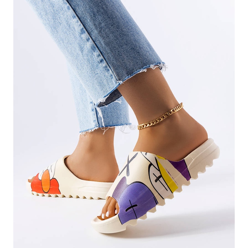 Claquettes beiges avec bande de roulement et imprimés 2