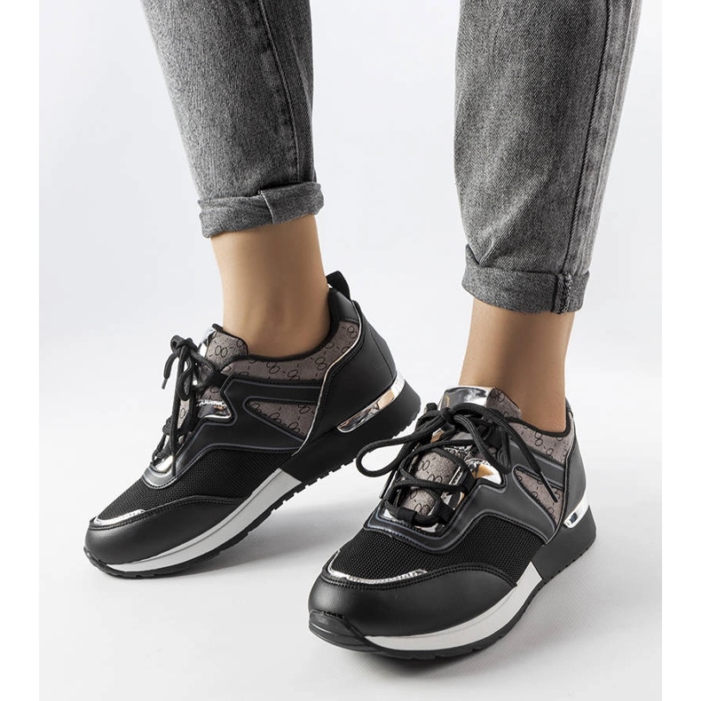 Baskets noires avec éléments dorés de Bedord le noir 1