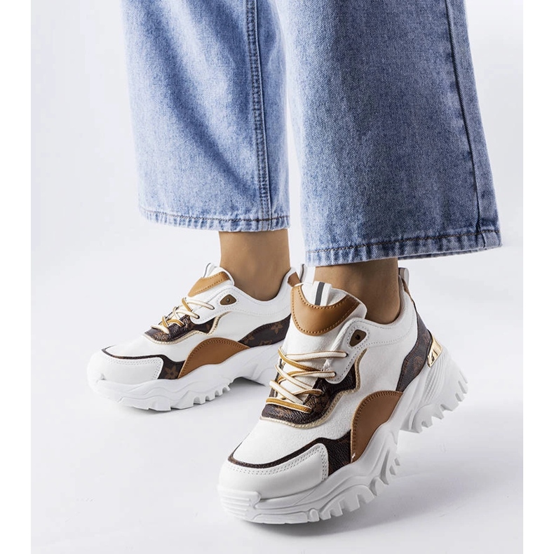 Baskets blanches sur une semelle irrégulière d'Alta 1