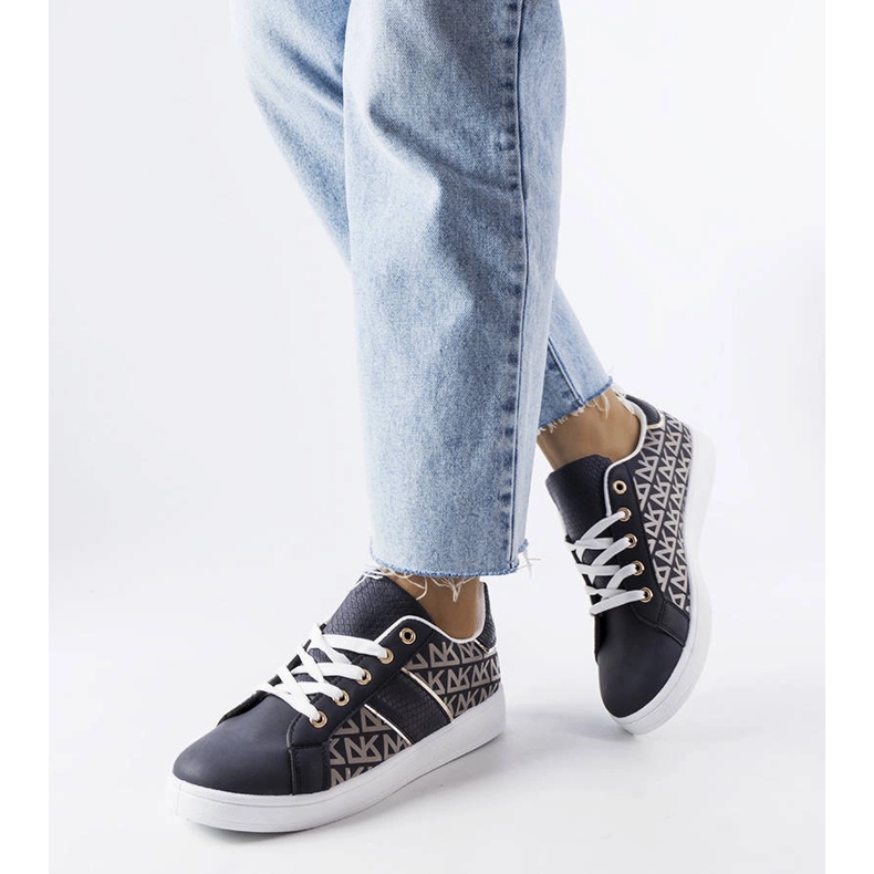 Inna Baskets bleu marine ornées du monogramme Bolduc 1 Inna Baskets bleu marine ornées du monogramme Bolduc 1