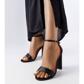 Sandales à talons hauts noires de Rive le noir 1