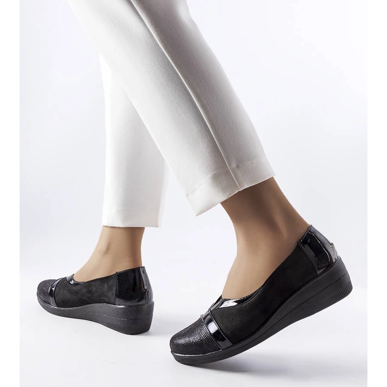 Chaussures compensées noires de Sundown le noir 1