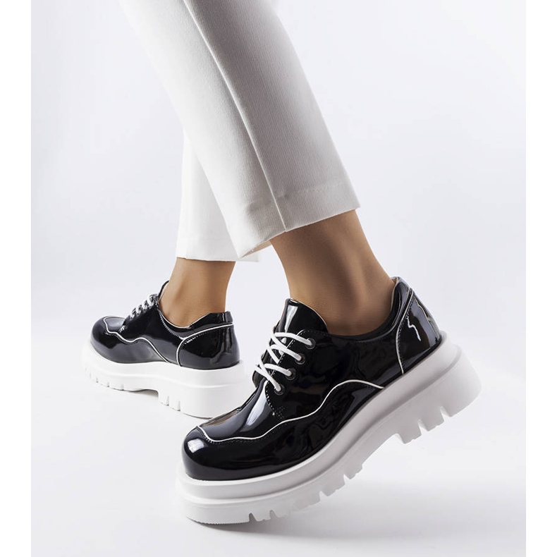 Brogues noires sur une semelle Cheshire massive le noir 1