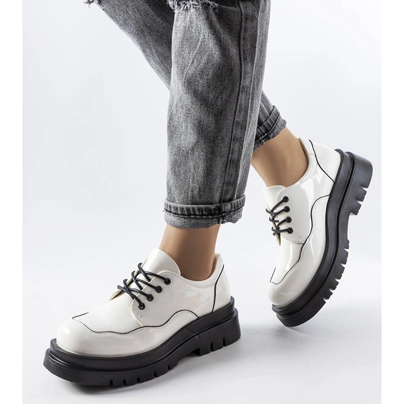 Brogues blanches sur une semelle Cheshire massive 1