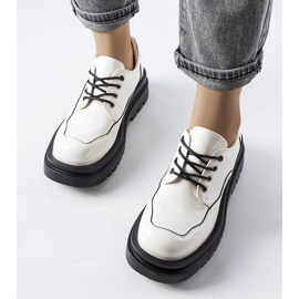 Brogues blanches sur une semelle Cheshire massive 2