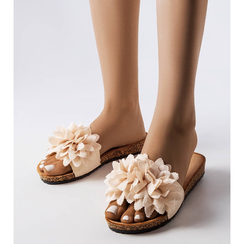 Babouches beiges décorées de fleurs Farland 1