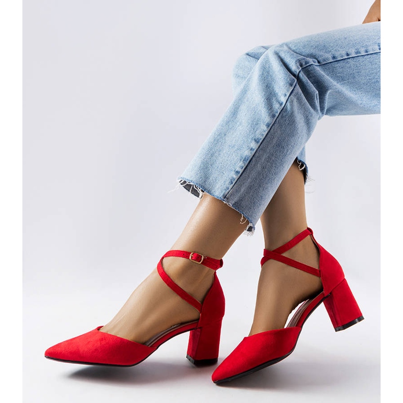 Escarpins rouges sur le poste de Bensalem 1